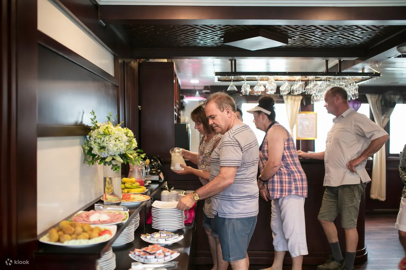 buffet in hanoi bay cruise 